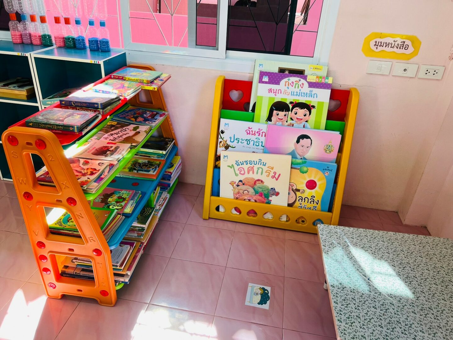 WU joining hands with the Child Development Center of Thai Buri Subdistrict Administrative Organization in designing and developing learning corners with the HighScope Curriculum