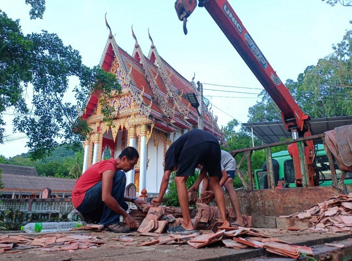 มหาวิทยาลัยวลัยลักษณ์จัดกิจกรรมในการอนุรักษ์พระอุโบสถวัดแดง ตำบลเขาพระบาท อำเภอเชียรใหญ่ จังหวัดนครศรีธรรมราช